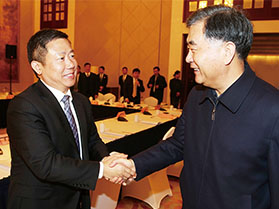 十九届中央政治局常委，第十三届全国政协主席汪洋与周海江握手合影
