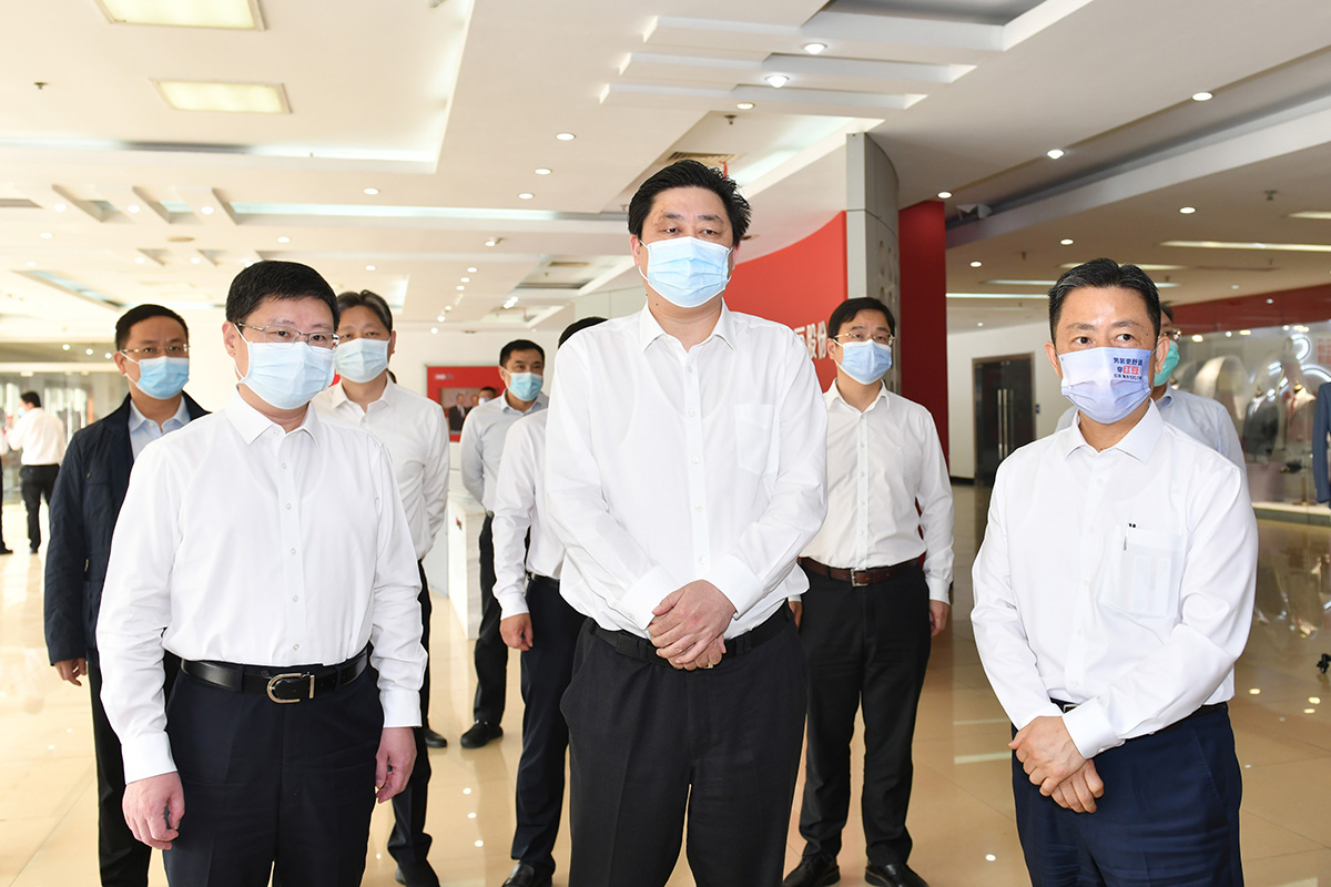 4月12日，无锡市市长赵建军带队深入ag亚博科技|yabo sports|有限公司官网集团，专题调研疫情防控和复工复产工作。